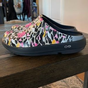 Women’s OOFOS OOCLOOG Pink Cheetah Size 8